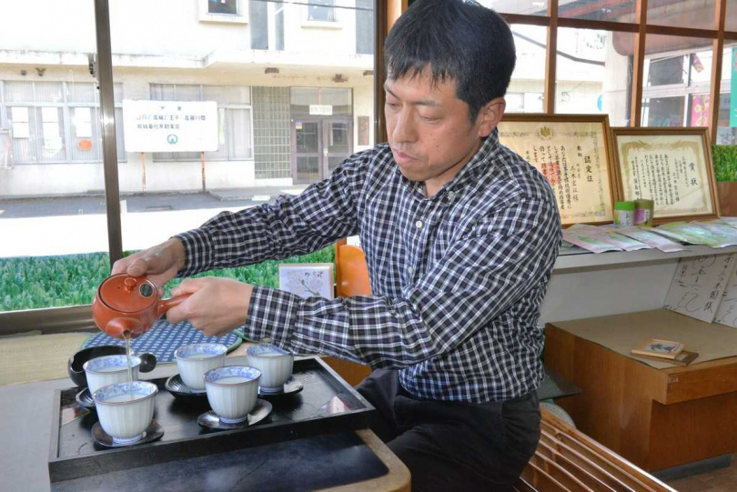 三木宏征熟練地以側把急須沖泡玉露茶。（圖／吳德亮攝）