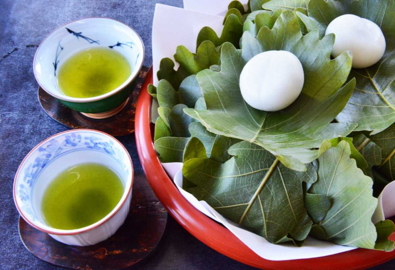 麻糬圓潤綿密的口感配上玉露狹山茶濃郁甘醇令人回味再三。（圖／吳德亮攝）
