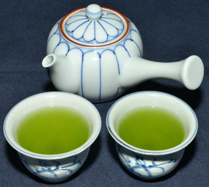以側把急須沖泡玉露茶，青綠的茶湯在白色茶甌中鮮活呈現。（圖／吳德亮攝）