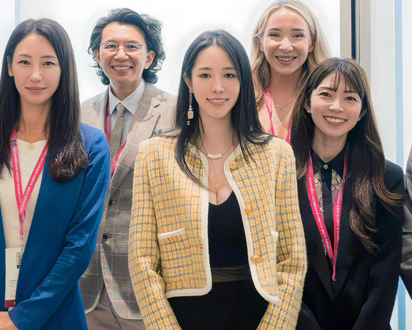 劉芷伊在SARC國際醫學大會和各國醫師交流。(圖/劉芷伊牙醫師提供)