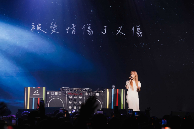 狀態極佳的温嵐獻唱神曲〈傻瓜〉。(圖/Legacy TERA提供)