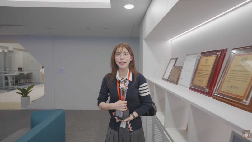 韓籍啦啦隊女神李多慧近日在YouTube節目《多慧打工》中化身投信實習生。（圖／翻攝自YouTube／이다혜 李多慧）
