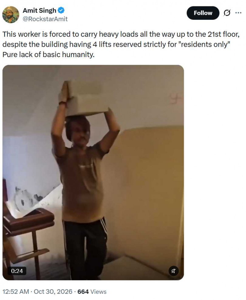印度一名工人頭頂兩塊混凝土磚,沿著樓梯徒步搬往21樓,拍攝者指控大樓不允許工人使用電梯運送建材。(圖/翻攝自X,@RockstarAmit)