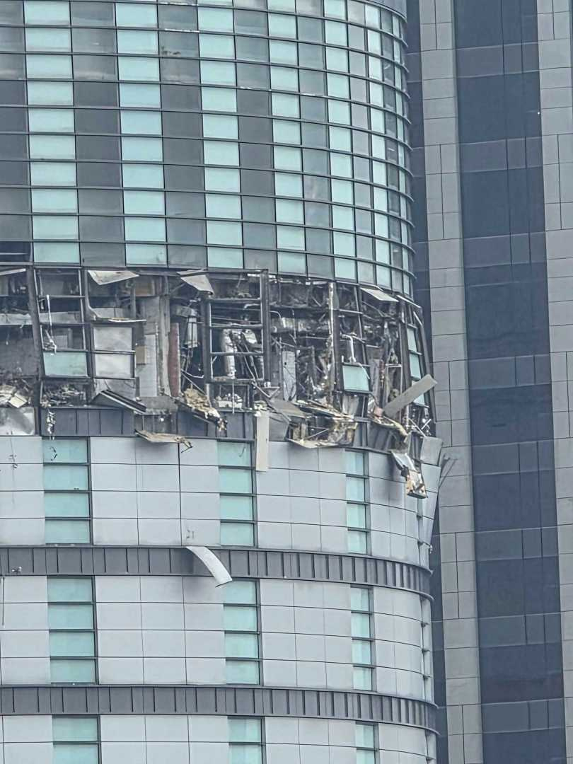   新光三越12樓發生氣爆。（圖／爆料公社臉書）