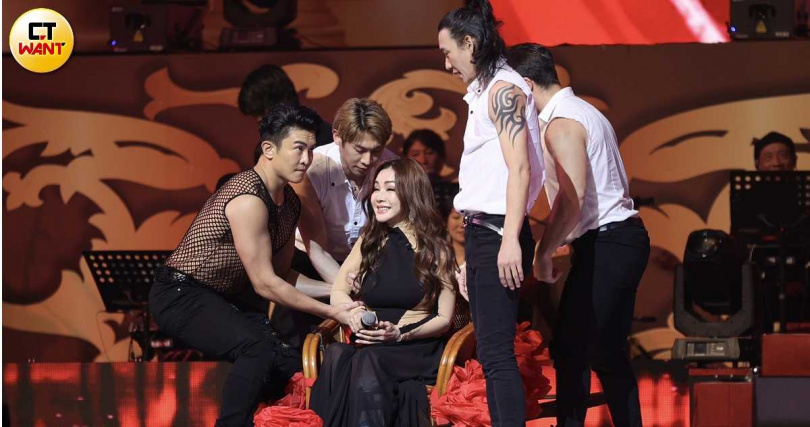 腳傷的陳美鳳,最橫由猛男用抬轎子的方式下場換衣服。(圖/林士傑攝)