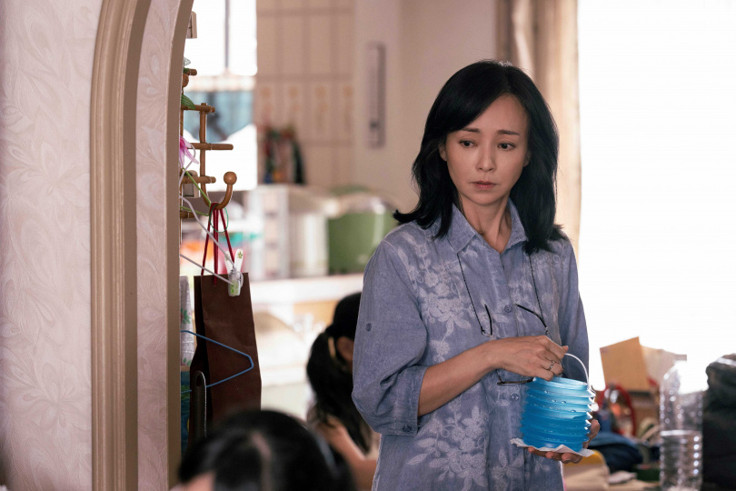 季芹很喜歡告五人打造的歌曲。(圖/興揚電影提供)