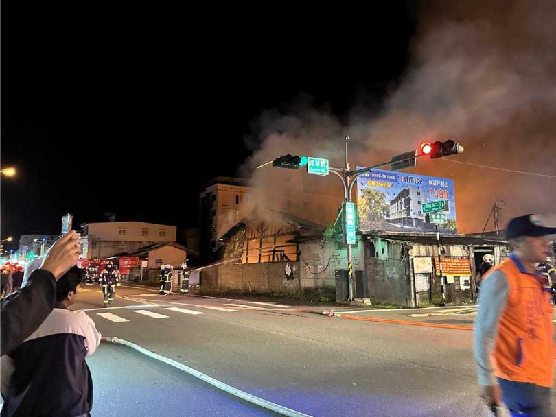 花蓮市建國路二段1間廢棄木材工廠晚間起火。（圖／中國時報記者羅亦晽攝）