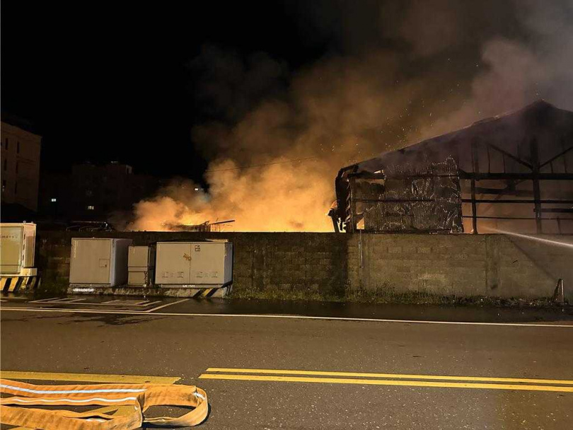 花蓮市建國路二段1間廢棄木材工廠晚間起火。（圖／中國時報記者羅亦晽攝）