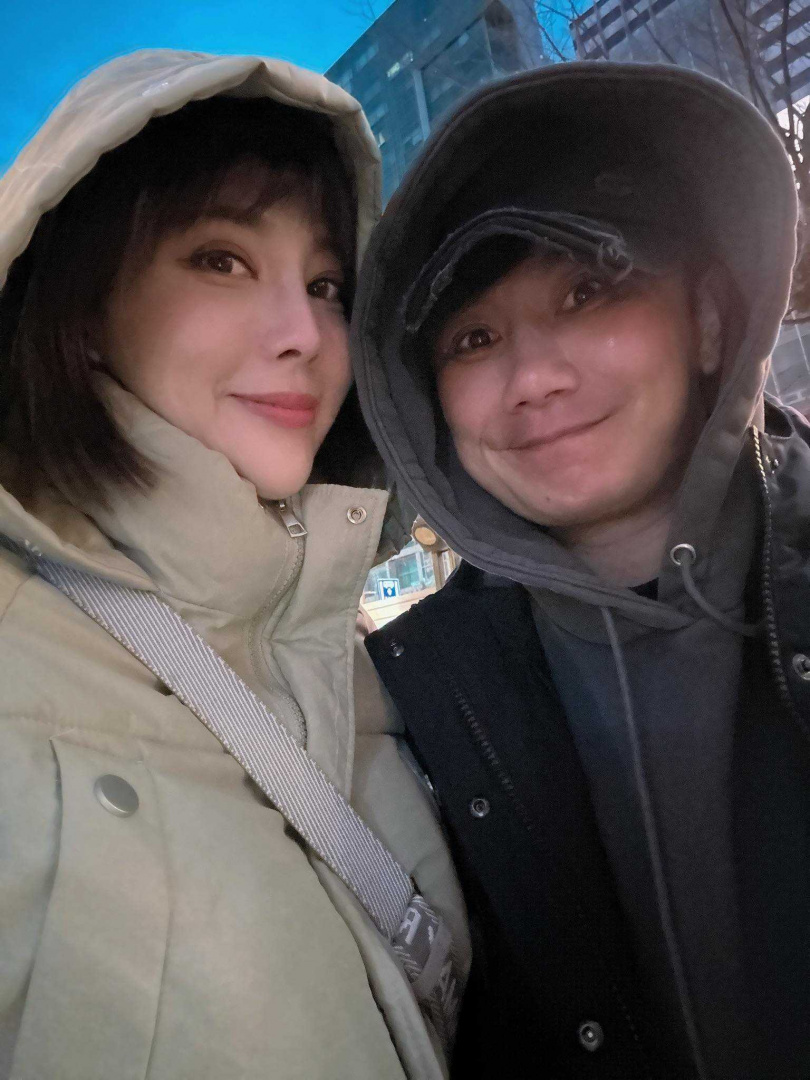 郭婷筠(左)在浴室滑倒,第一時間老公衝進去關心。(圖/郭婷筠臉書)