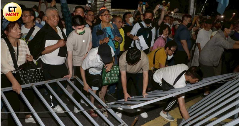 「大罷免案」檢方偵辦腳步愈演愈烈，國民黨台北市黨部17日晚間被搜索，主委黃呂錦茹被帶回北市調查處並移送台北地檢署複訊，大批支持群眾愈晚愈熱烈，集結台北地檢署外抗議。（圖／劉耿豪攝）