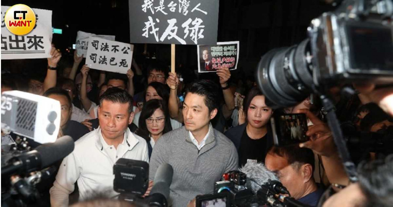 台北市長蔣萬安（中灰衣者）直言不少民眾已認定司法變成執政者的工具。（圖／劉耿豪攝）
