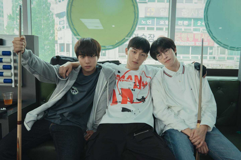 崔顯旭（中）沒認出朴志訓（左）是創造「收藏」手勢的人，右為洪慶。（圖／取自朴志訓IG）