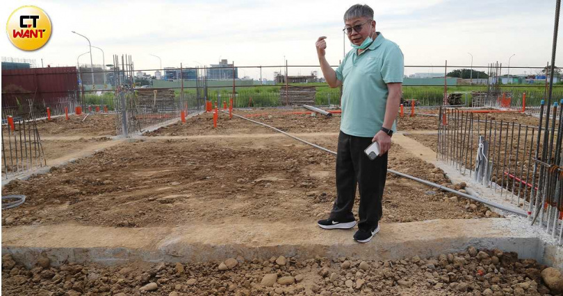 桃園航空城安置基地附近水電管路設施欠缺，拆遷戶吳金樹重建房屋時難以申請到臨時水電，他只好先借發電機趕工，只為爭取明年獎勵金。（圖／黃鵬杰攝）