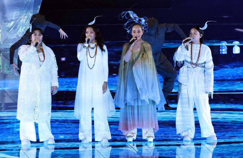 「歡聚島嶼」是由金曲原民創作歌后ABAO阿爆(右二)feat.那屋瓦少女隊所表演。(圖／中國時報姚志平攝)