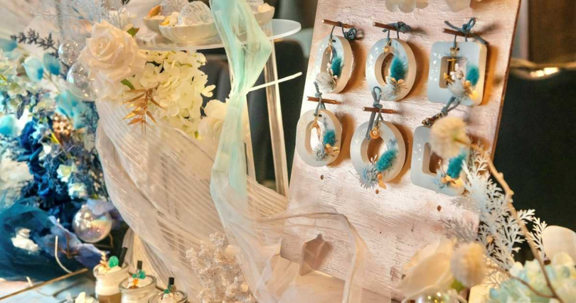 蘿蒔花藝的擴香融合貝殼、珍珠、沙灘、等意象，香氣與造型交織出沉靜優雅氛圍，為空間注入清新自然的海洋氣息（圖／COZZI Blu和逸飯店．桃園館提供）。