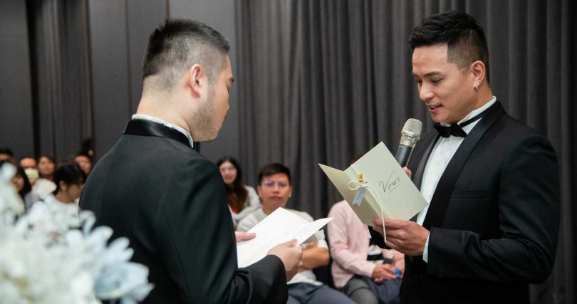 在洋溢「海納百川」意象的COZZI Blu和逸飯店．桃園館，新人於證婚區互許誓言、交換戒指，凝聚彼此的堅定與永恆（圖／COZZI Blu和逸飯店．桃園館提供）。