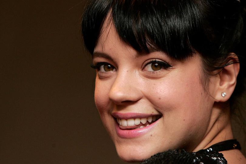 英國歌手莉莉艾倫在Podcast節目中自曝曾多次墮胎，甚至坦言「數不清」，並分享過去情感經驗與內心掙扎。（圖／達志／美聯社）