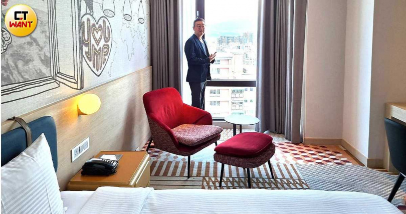 Two Tails Hotel董事長馮傑介紹，每一間客房皆配有大面積落地窗與城市景觀，其中35間附有賞夜景陽台。（圖／林榮芳攝）