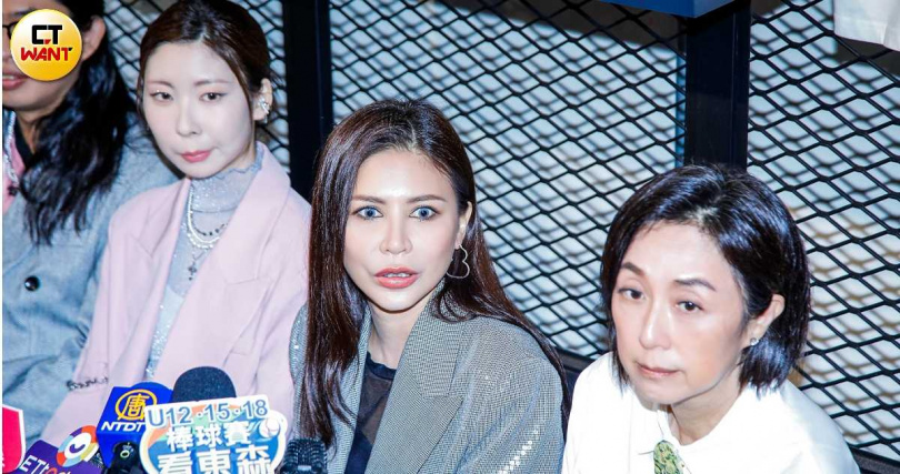 艾怡良透露嗓子靠吃中藥、針灸調理中。（圖／趙文彬攝）