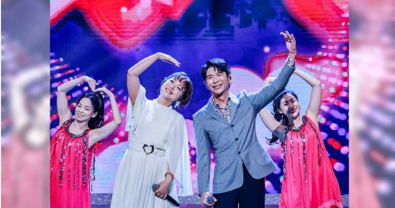 秀蘭瑪雅（左）與荒山亮（右）同台合唱。（圖／中視提供）