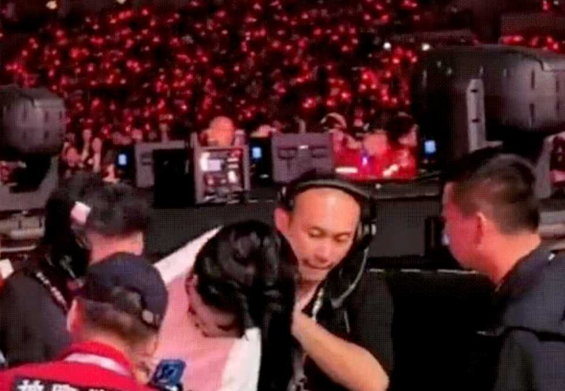 楊宗緯驚傳摔落舞台。（圖／翻攝自微博／南都娛樂）