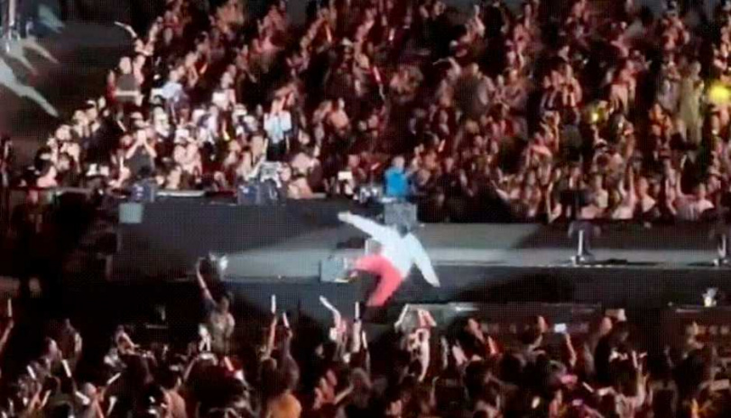 楊宗緯驚傳摔落舞台。（圖／翻攝自微博／南都娛樂）