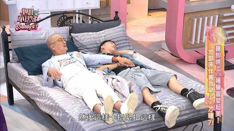 Paul示範握住派翠克的手，讓他超崩潰。（圖／東森提供）