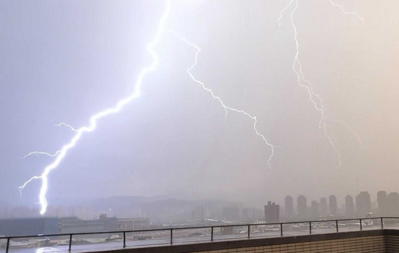 有網友拍下即時閃電影像。(圖/翻攝臉書/林偉竣)