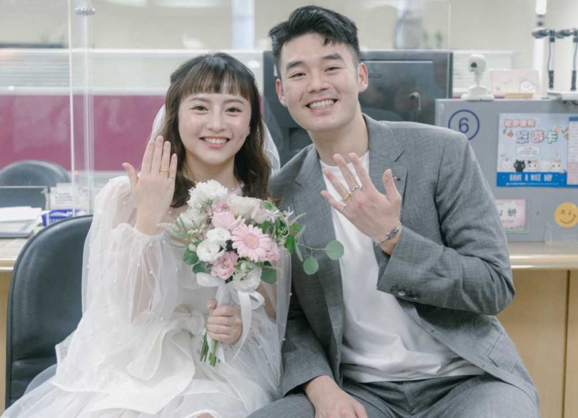十元（左）和王齊麟（右）在6月10日完成結婚登記。（圖／麟洋國際體育顧問有限公司提供）