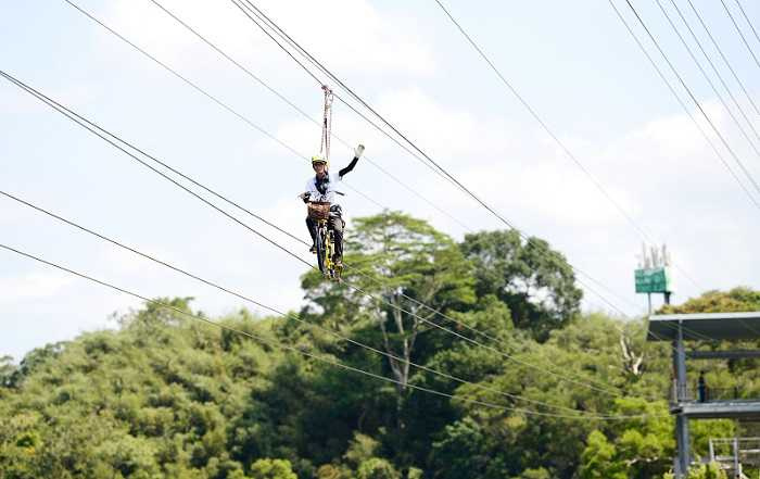 空中腳踏車讓遊客鳥瞰水庫風光。(圖片提供／苗栗縣政府)