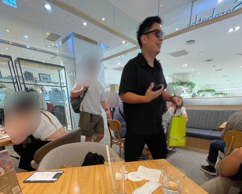 黑男私下穿著與拍片時一模一樣。（圖／讀者提供）