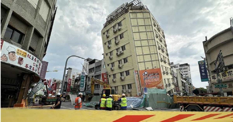 403強震讓花蓮不少建物、旅館、店面都受損、歇業，圖為位於花蓮市區金三角商圈的富凱飯店，如今已拆除成為機車停車場。（圖／報系資料庫）