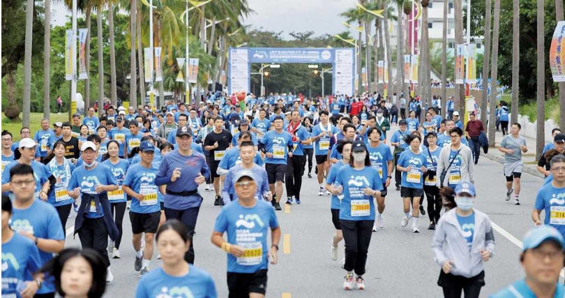 花蓮業者盼中央與地方政府能多規劃相關振興方案與活動舉行，為花蓮帶動觀光人潮。圖為花蓮太平洋縱谷半程馬拉松，吸引不少外國旅人來參賽。（圖／報系資料庫）