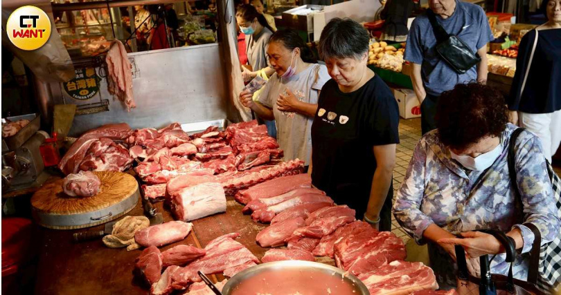 隨著中央解除豬隻禁宰令，全台傳統市場豬肉攤幾乎全面恢復營業，買氣明顯回升。（圖／方萬民攝）