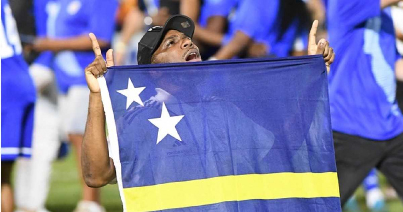 庫拉索球隊成員晉級後揮舞國旗，見證締造國家足球史上最大成就。