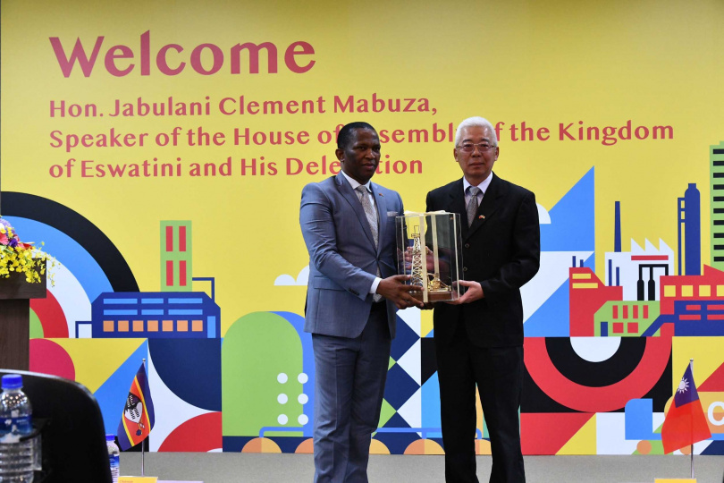 台灣中油董事長方振仁（右）致贈史國議長馬布札「出磺坑井架與抽油機模型」作為紀念。(圖片提供／台灣中油)