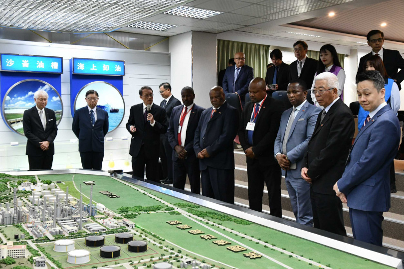 史瓦帝尼眾議院議長馬布札（前排右三）參訪台灣中油桃園煉油廠了解煉製相關業務。(圖片提供／台灣中油)