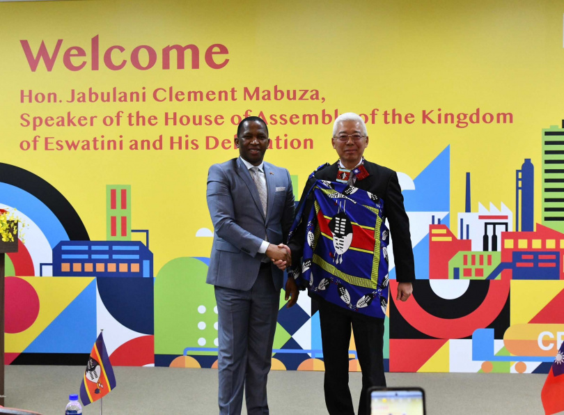 史國議長馬布札（左）回贈董事長方振仁（右）史國特色披巾，及以台史兩國國旗的串珠飾品，象徵友誼與祝福。(圖片提供／台灣中油)