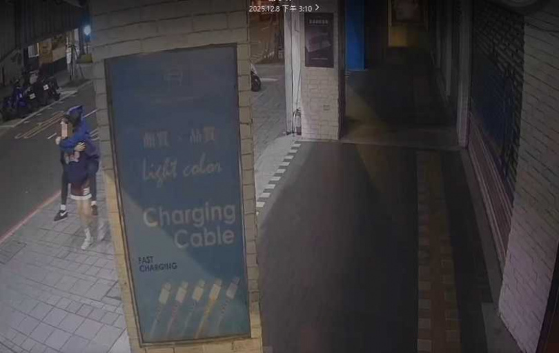 板橋府中商圈8日凌晨發生氣爆,有年輕人才剛揹朋友走過,下一秒便強烈震動,裝潢和鋼筋鐵條瞬間砸下。(圖/翻攝畫面)