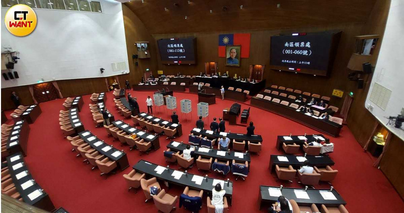 國民黨立委提案修改公費助理相關制度，引發國會助理強烈反彈，要求撤案並預告將於週五在議場外抗議。圖／周志龍攝）