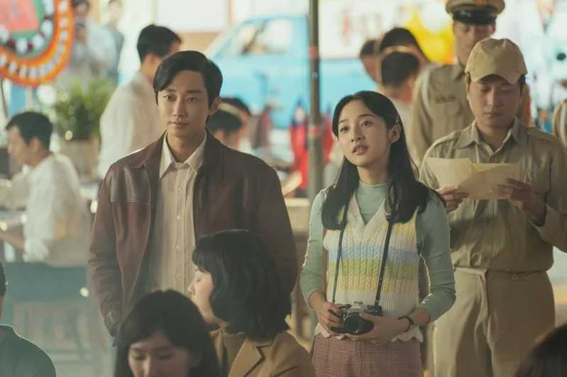 振永（左）喜歡自己的皮衣造型有保鑣風範。（圖／瀚草文創GrX STUDIO提供）