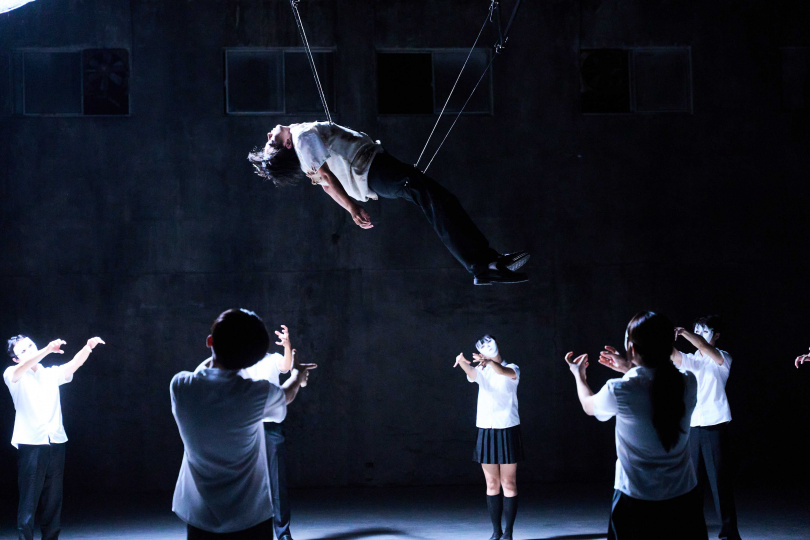 生命樹〈黑羊〉MV出現倒掛場景。（圖／植光土壤音創提供）