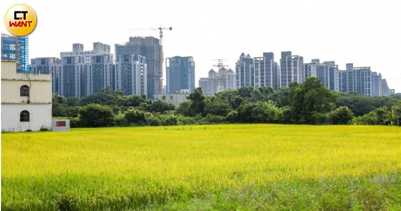 高樓、農田、工廠林立的新竹縣時常因空污擾了居民安寧。圖僅示意，非指特定場所為污染源。（示意圖／黃耀徵攝）