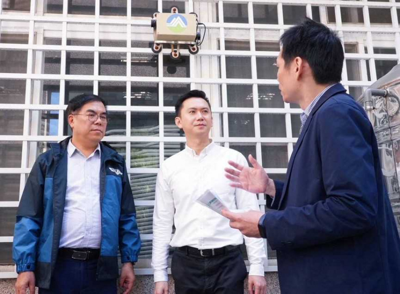 環境部長彭啓明（左起）、竹北市長鄭朝方都希望「AI空氣品質感測器」有效抓到地方污染源。（圖／翻攝自竹北市公所媒體群組）