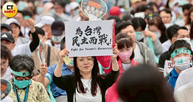 擁有不少穩定支持群的民眾黨正積極在2026年底選戰中取得部分地區「藍白合」百里侯代表權。（圖／黃耀徵攝）