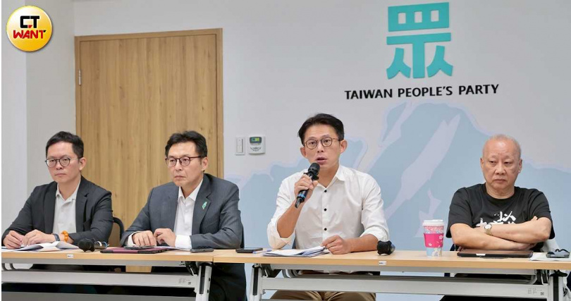 民眾黨主席黃國昌(右二)表示,國防產業不該成為「綠友友」藉機發大財的工具。(圖/黃耀徵攝)