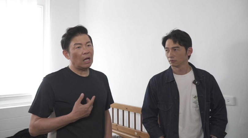 曾國城、温昇豪兩位世新校友,大聊世代修課差異。(圖/YT頻道「你在衝啥!?」提供)