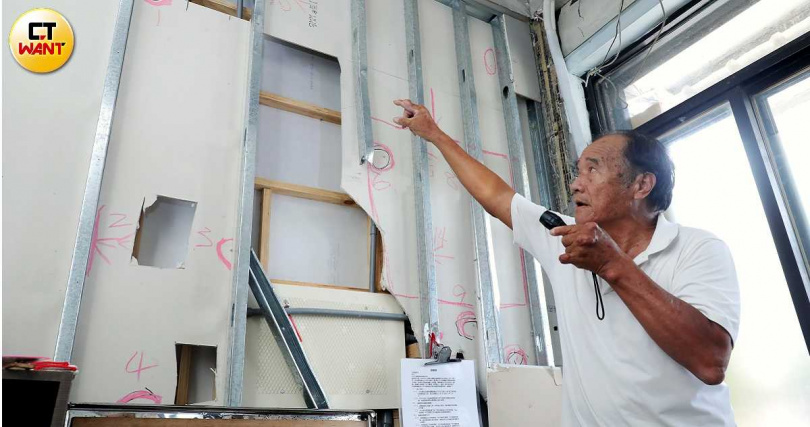 黃姓老翁在自家地界牆面施工，赫然發現廖家電箱在黃家牆側，廖郁賢助理還送來條約苛刻的「協議書」。（圖／周志龍攝）