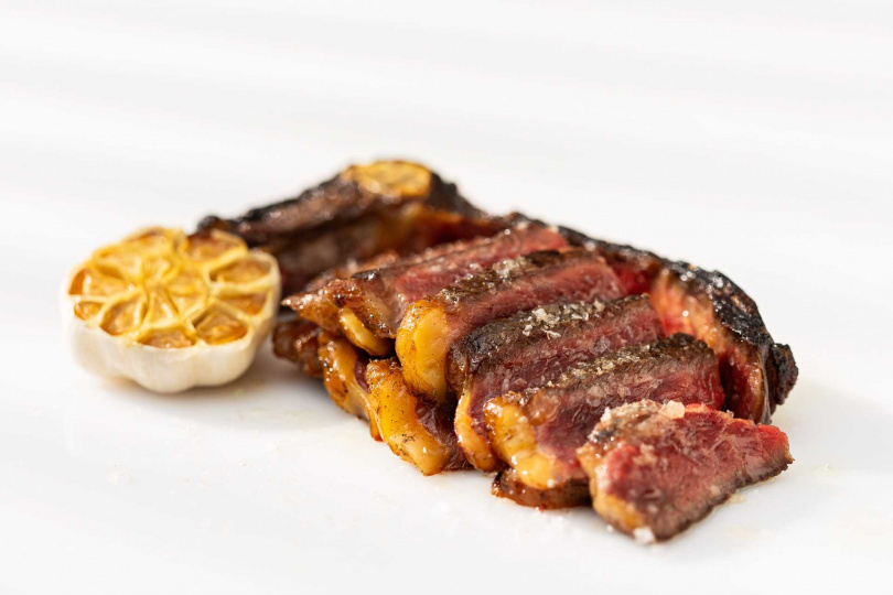 來自澳洲銅樹農場以純草飼老乳牛乾式熟成50天的「帶骨紐約克牛排」。（圖／A CUT提供）