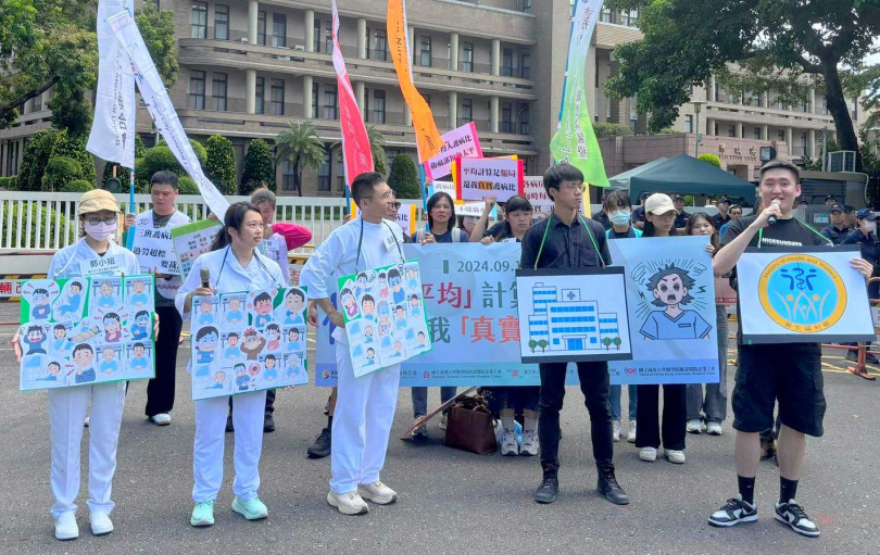 因健保總額是支付給醫院端,醫院將錢用在哪裡是重點,健保總額提高卻無法保障提升醫護待遇,仍無法解決醫院人力不足,醫療短缺之問題。圖為多個護理團體日前上街頭抗議三班護病比標準放水,醫護過勞狀況嚴重。(圖/翻攝自台灣醫療改革基金會臉書)